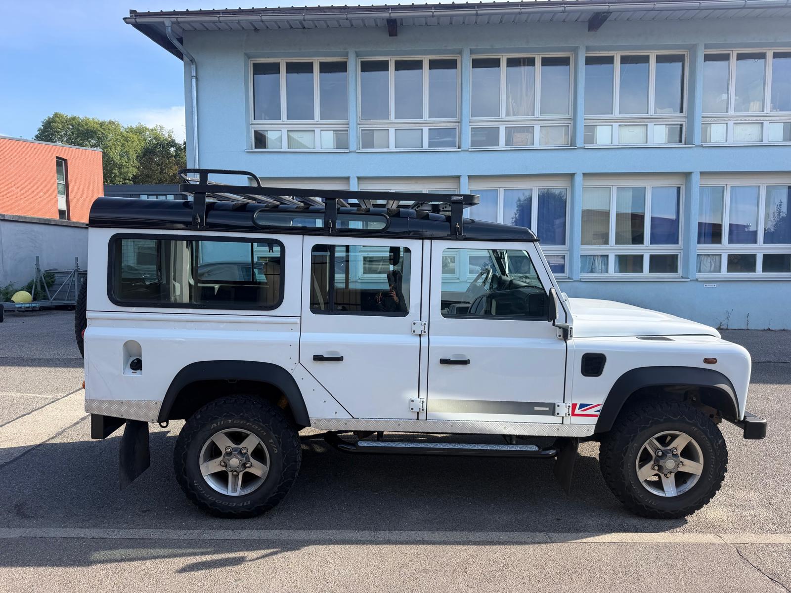 LAND ROVER Defender 110 2.2 TD4 Station Wagon Legend-image-5