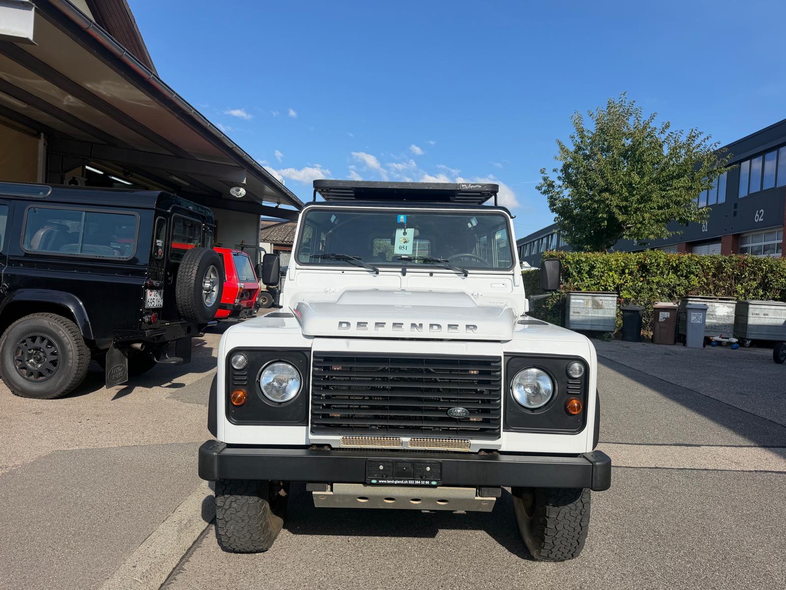 LAND ROVER Defender 110 2.2 TD4 Station Wagon Legend-image-2