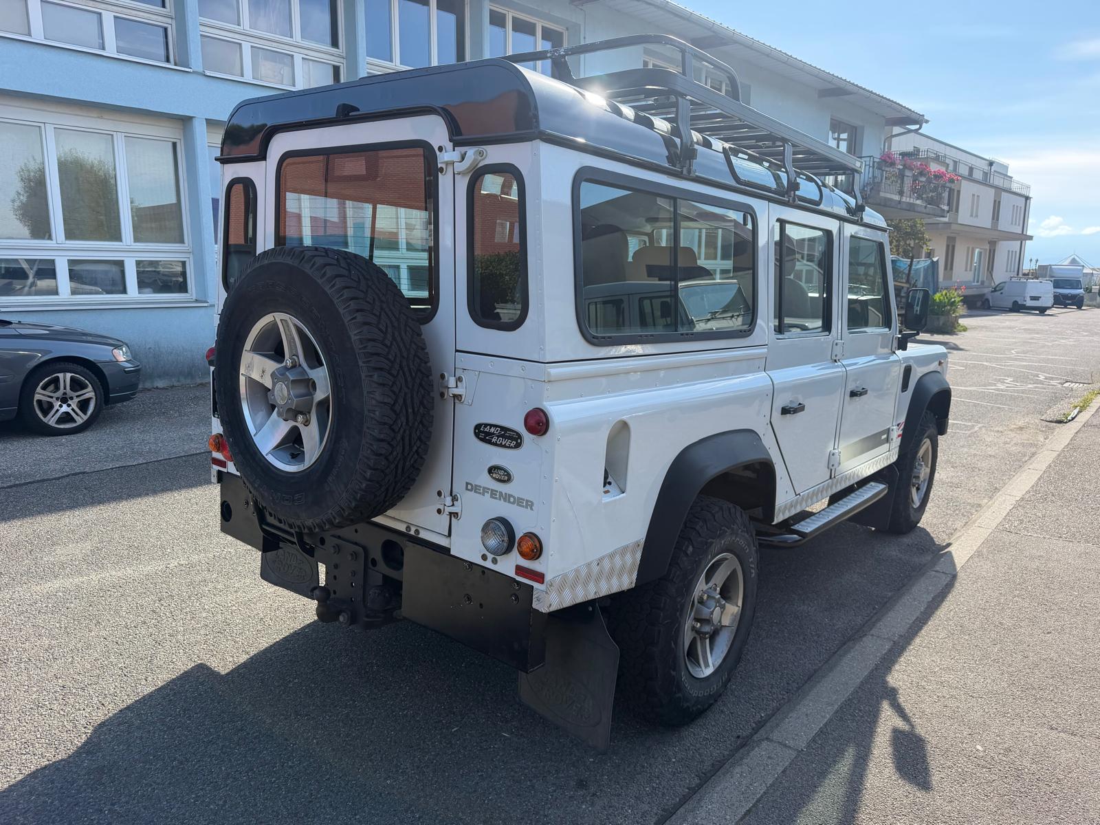 LAND ROVER Defender 110 2.2 TD4 Station Wagon Legend-image-3