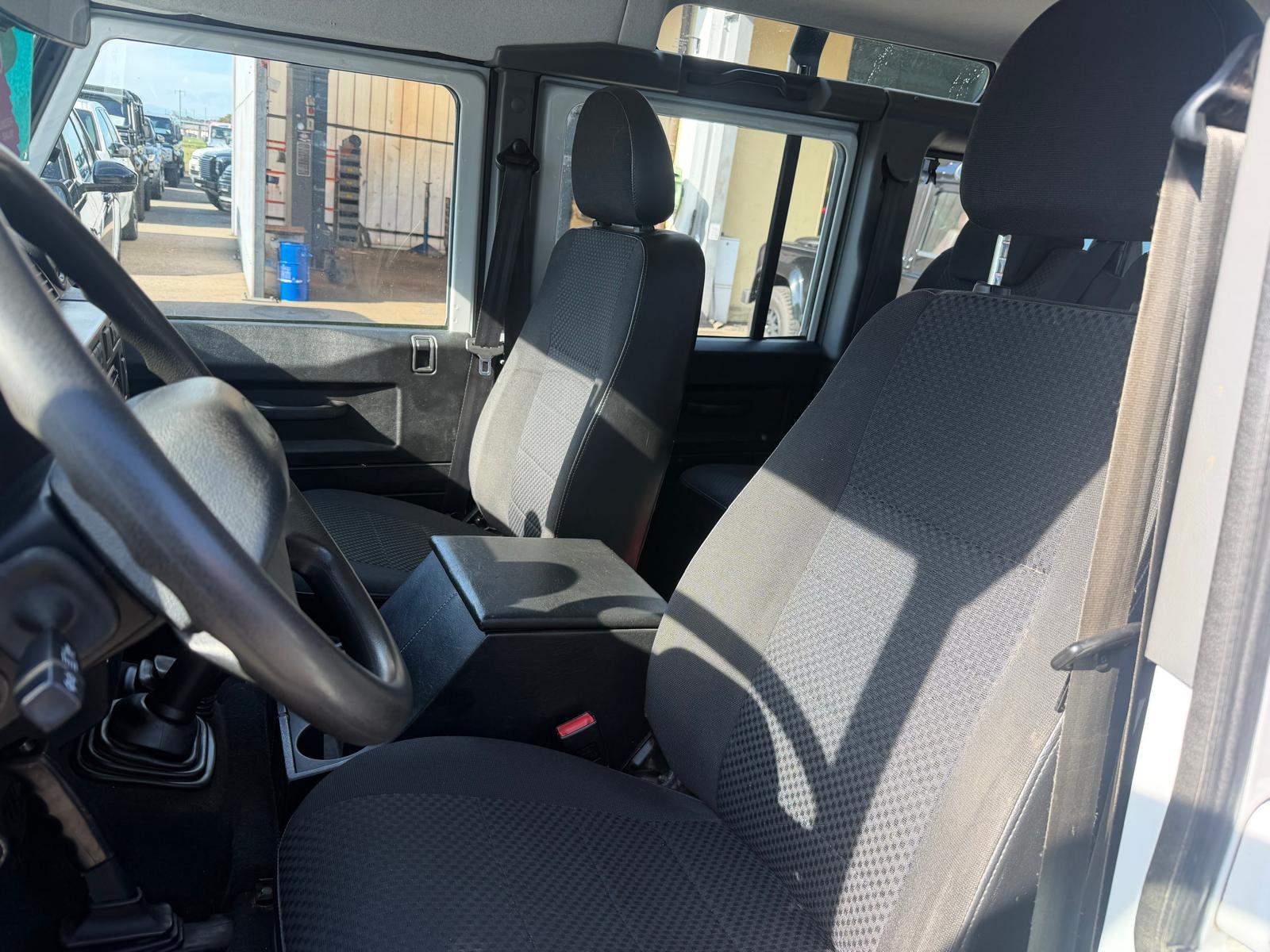 LAND ROVER Defender 110 2.2 TD4 Station Wagon Legend-image-8