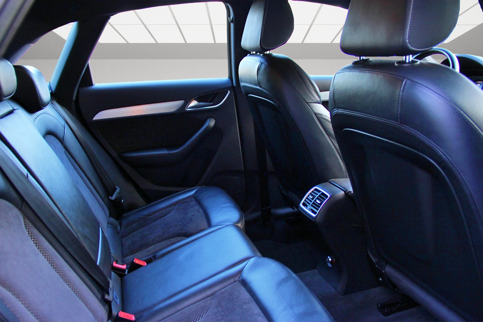 AUDI Q3 2.0 TDI sport quattro S-tronic-image-11