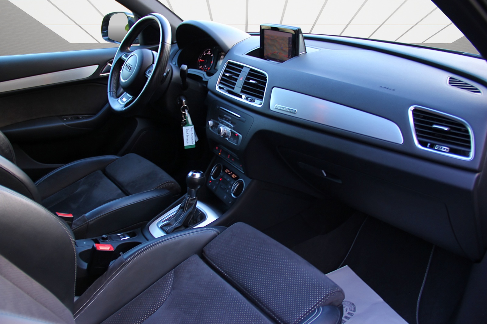 AUDI Q3 2.0 TDI sport quattro S-tronic-image-12