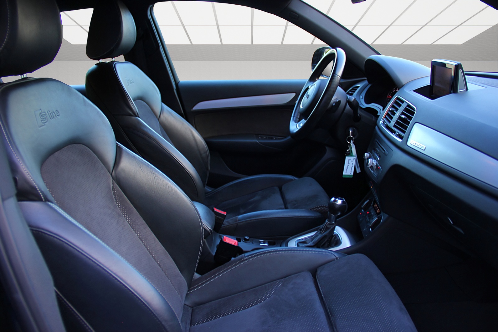AUDI Q3 2.0 TDI sport quattro S-tronic-image-13