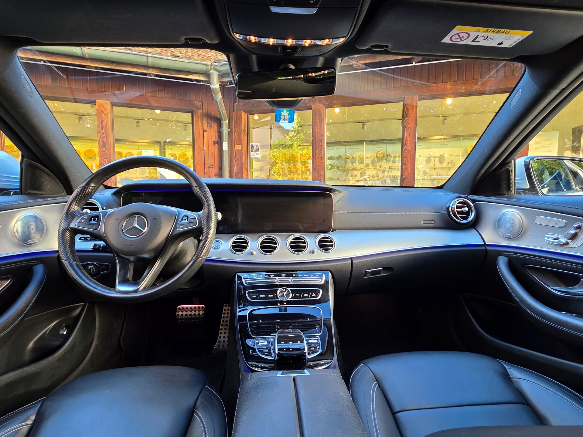 MERCEDES-BENZ E 220 d AMG Line 9G-Tronic-image-10