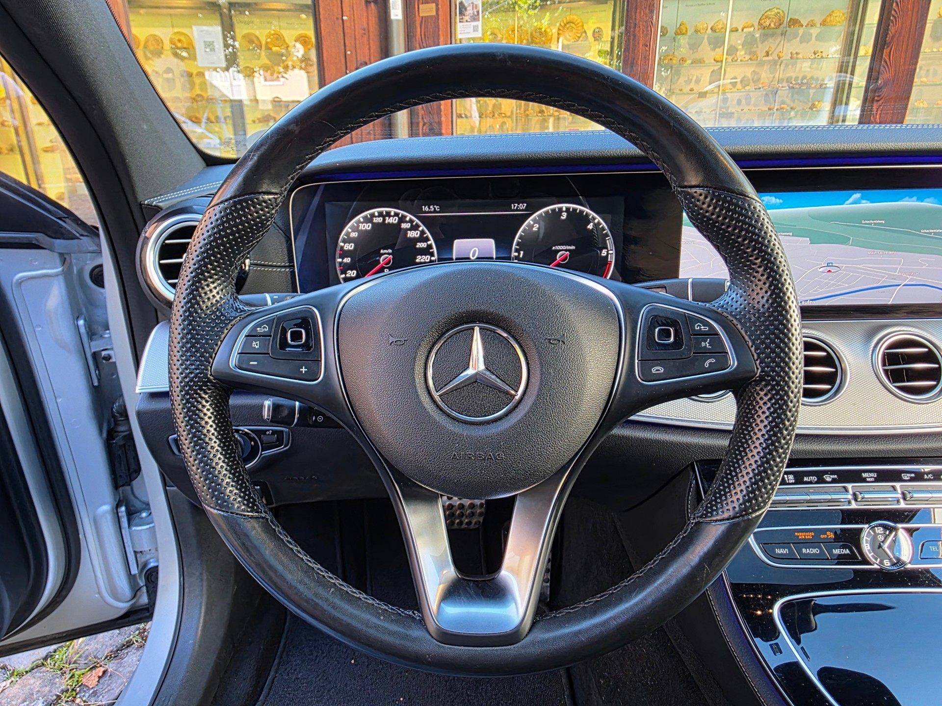 MERCEDES-BENZ E 220 d AMG Line 9G-Tronic-image-12