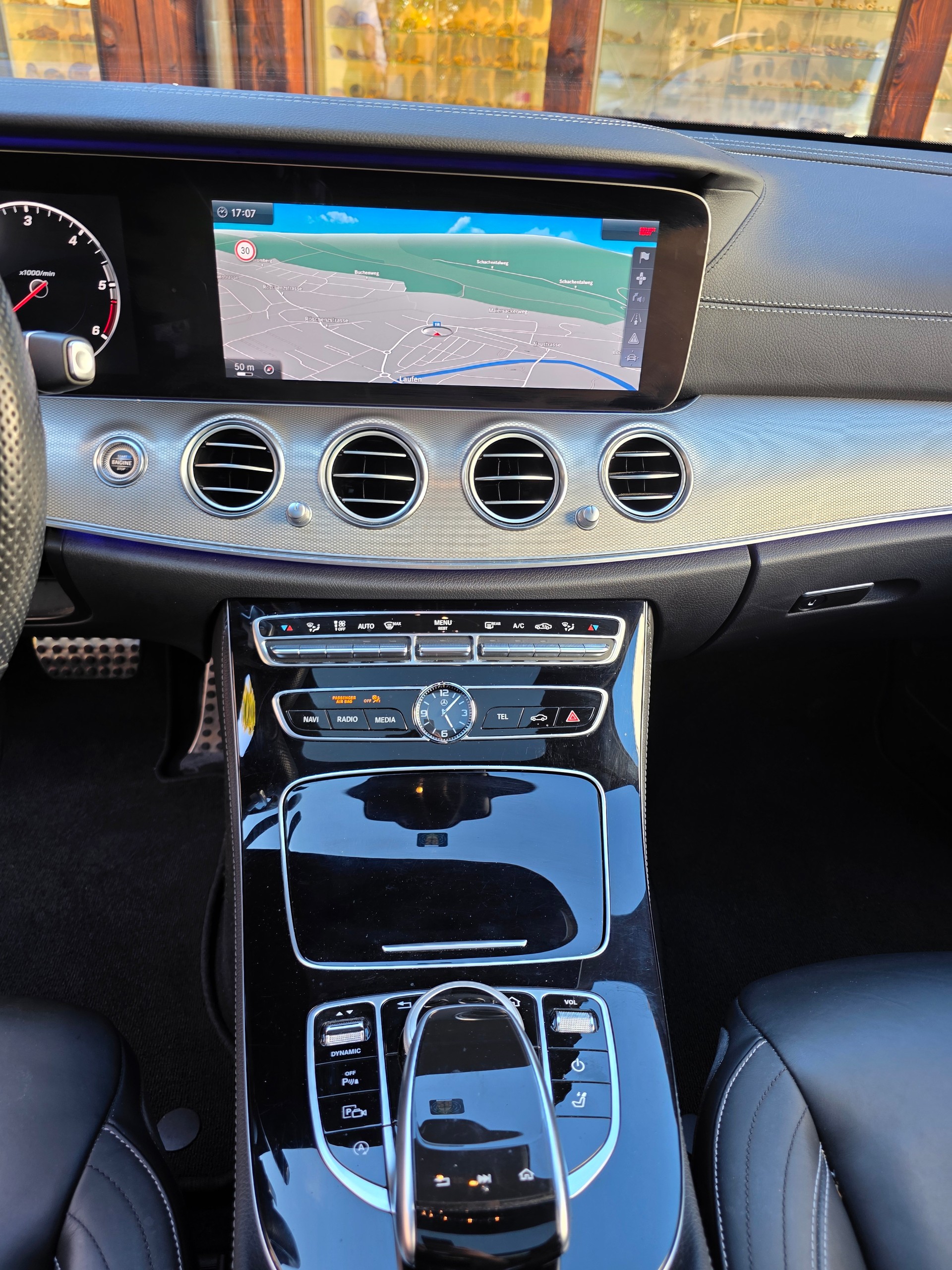 MERCEDES-BENZ E 220 d AMG Line 9G-Tronic-image-11