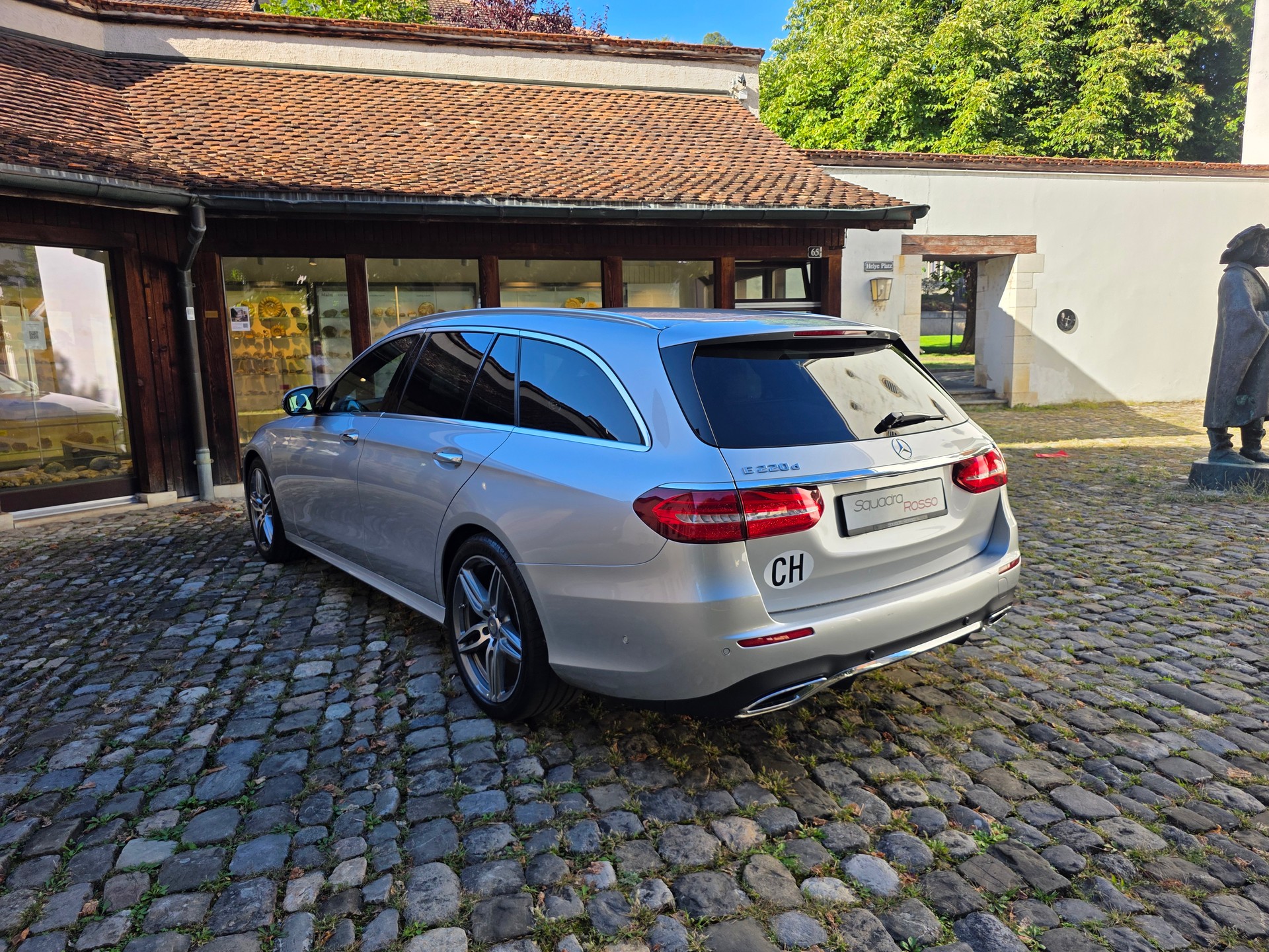 MERCEDES-BENZ E 220 d AMG Line 9G-Tronic-image-5