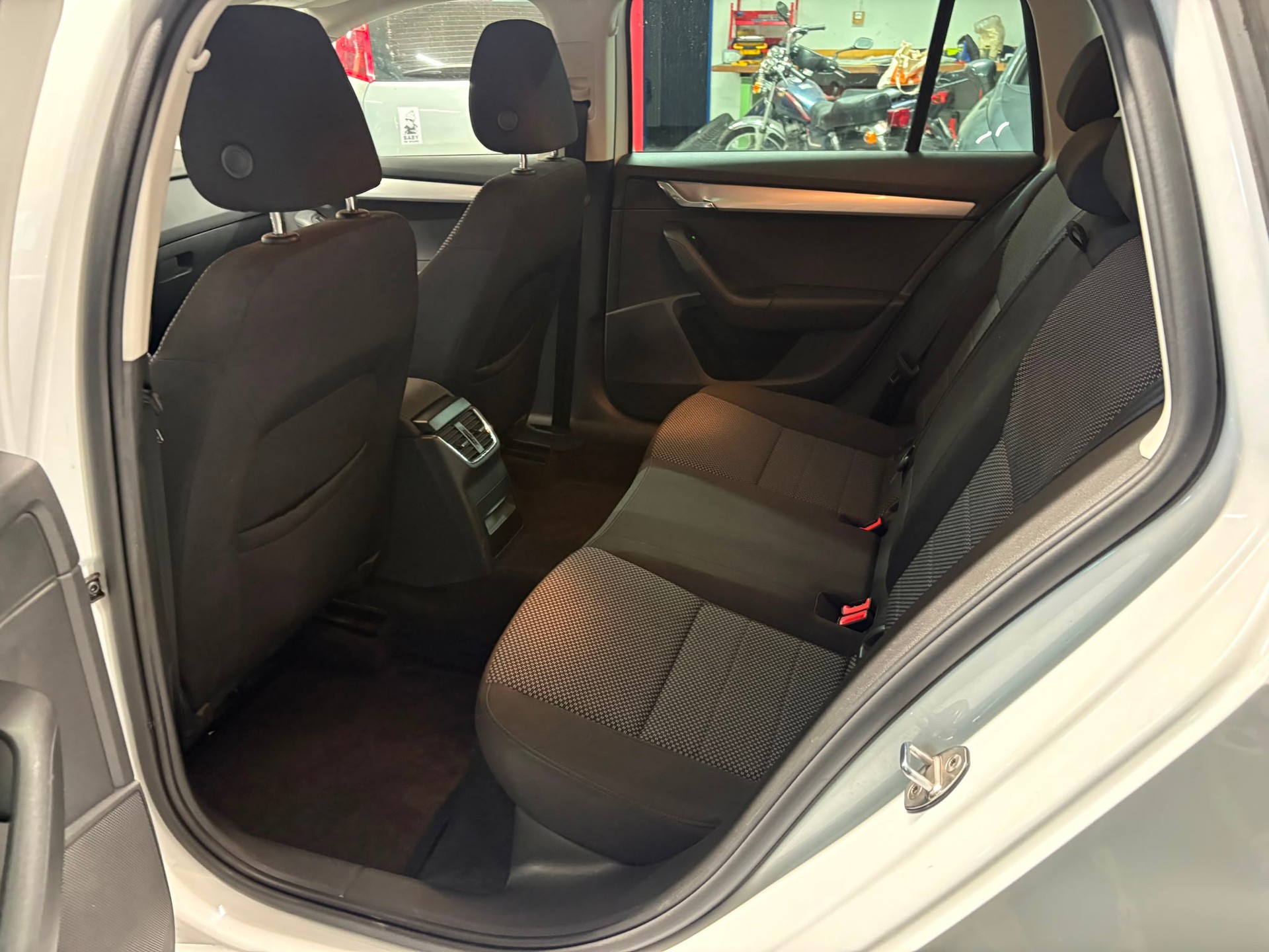 SKODA 2.0 TDI 150 Swiss Edition DSG-image-3