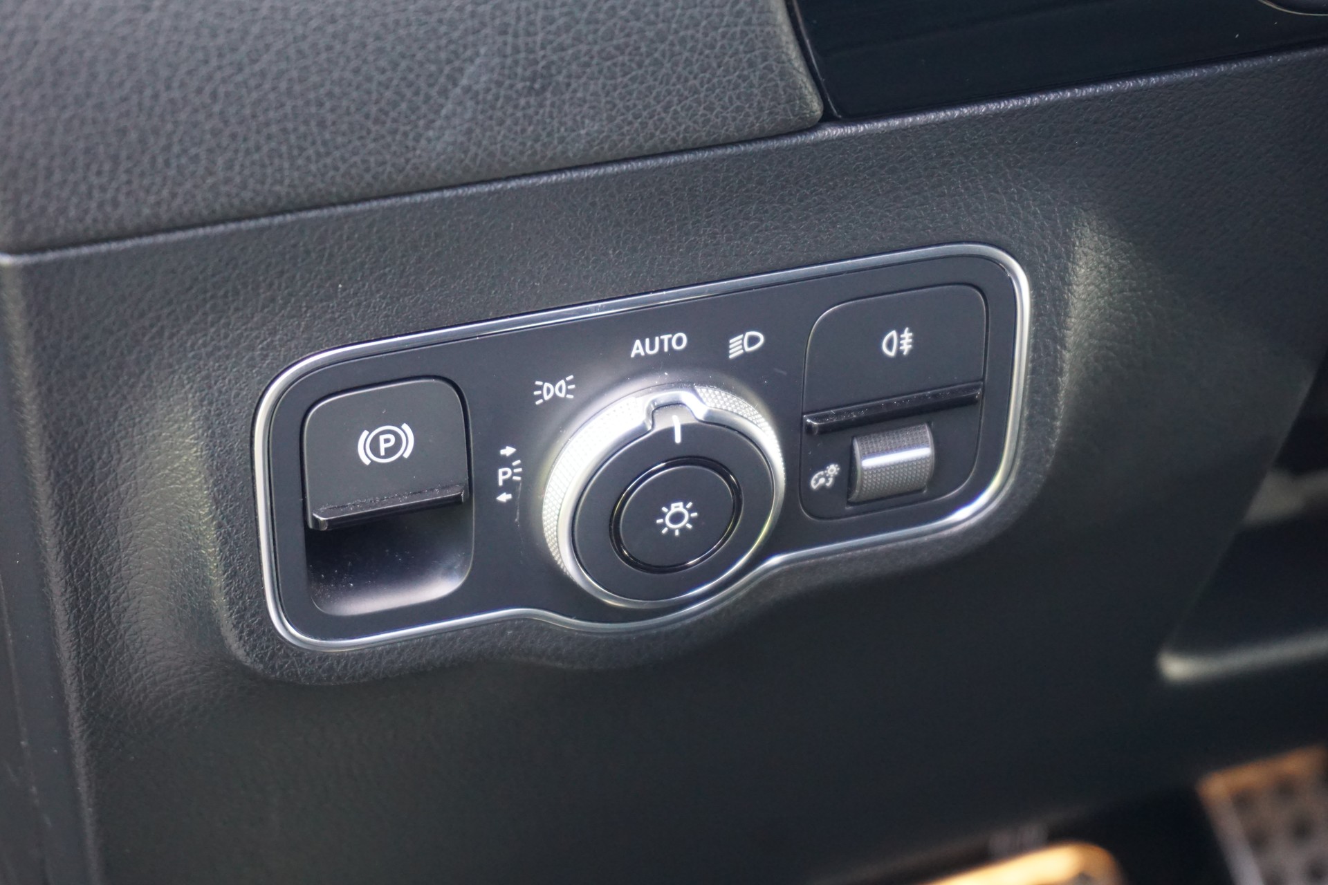 MERCEDES-BENZ B 220 4Matic AMG Line 7G-DCT-image-10