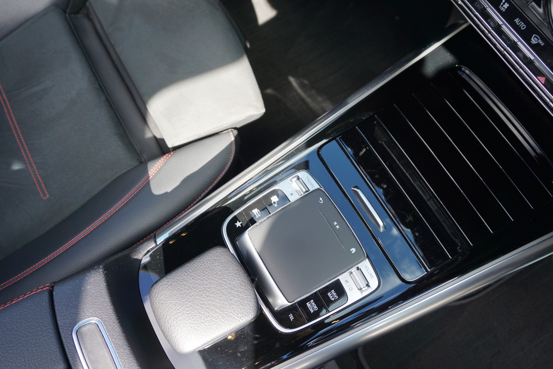 MERCEDES-BENZ B 220 4Matic AMG Line 7G-DCT-image-11