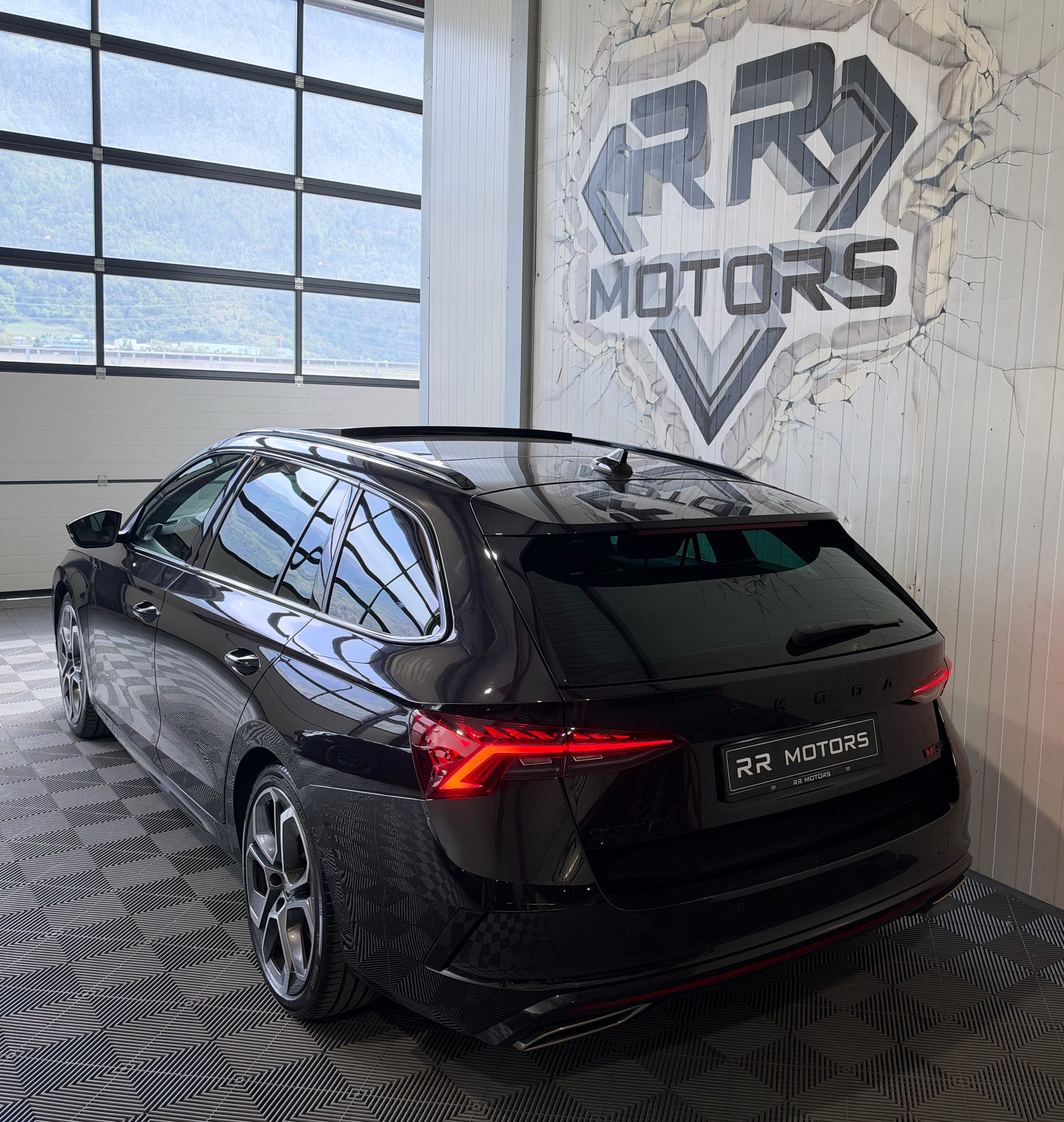 SKODA Octavia Combi 2.0 TSI DSG RS-image-2