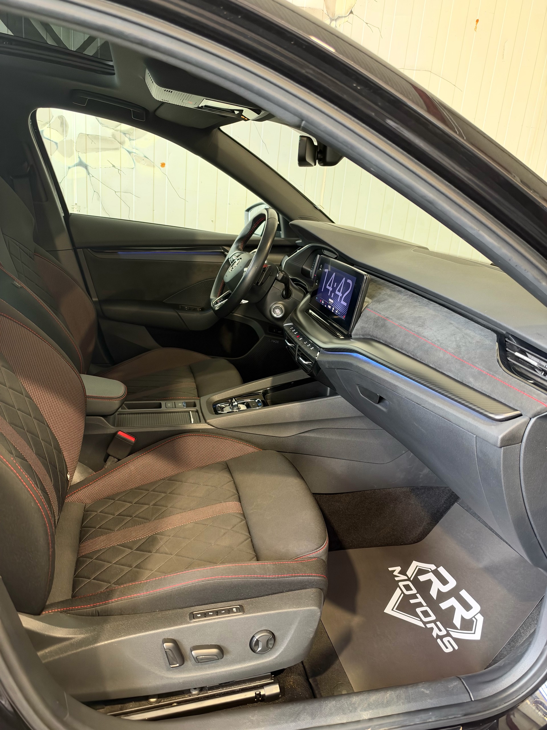 SKODA Octavia Combi 2.0 TSI DSG RS-image-6