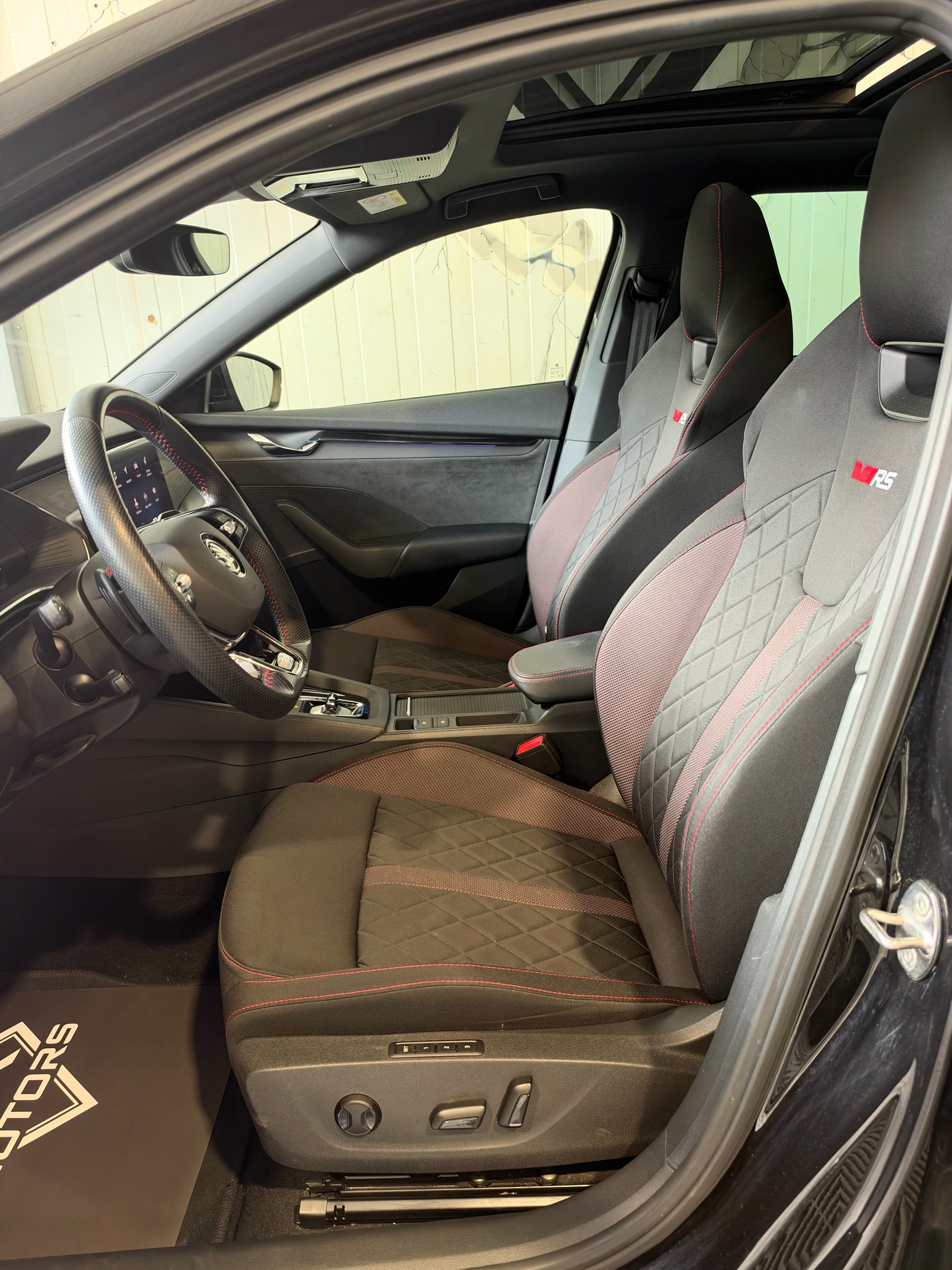 SKODA Octavia Combi 2.0 TSI DSG RS-image-12