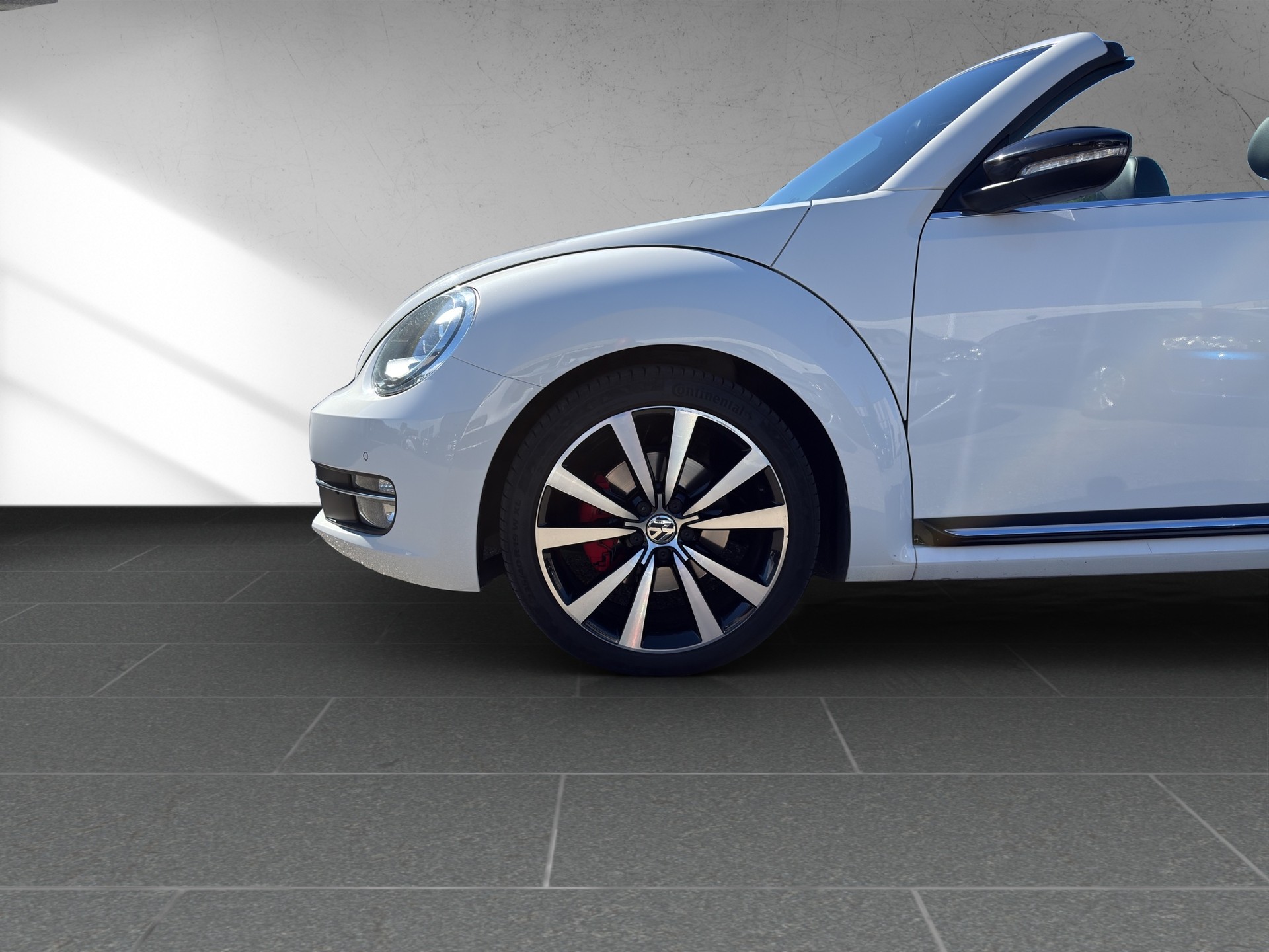 VW Beetle Cabrio 2.0 TSI Sport DSG-image-11