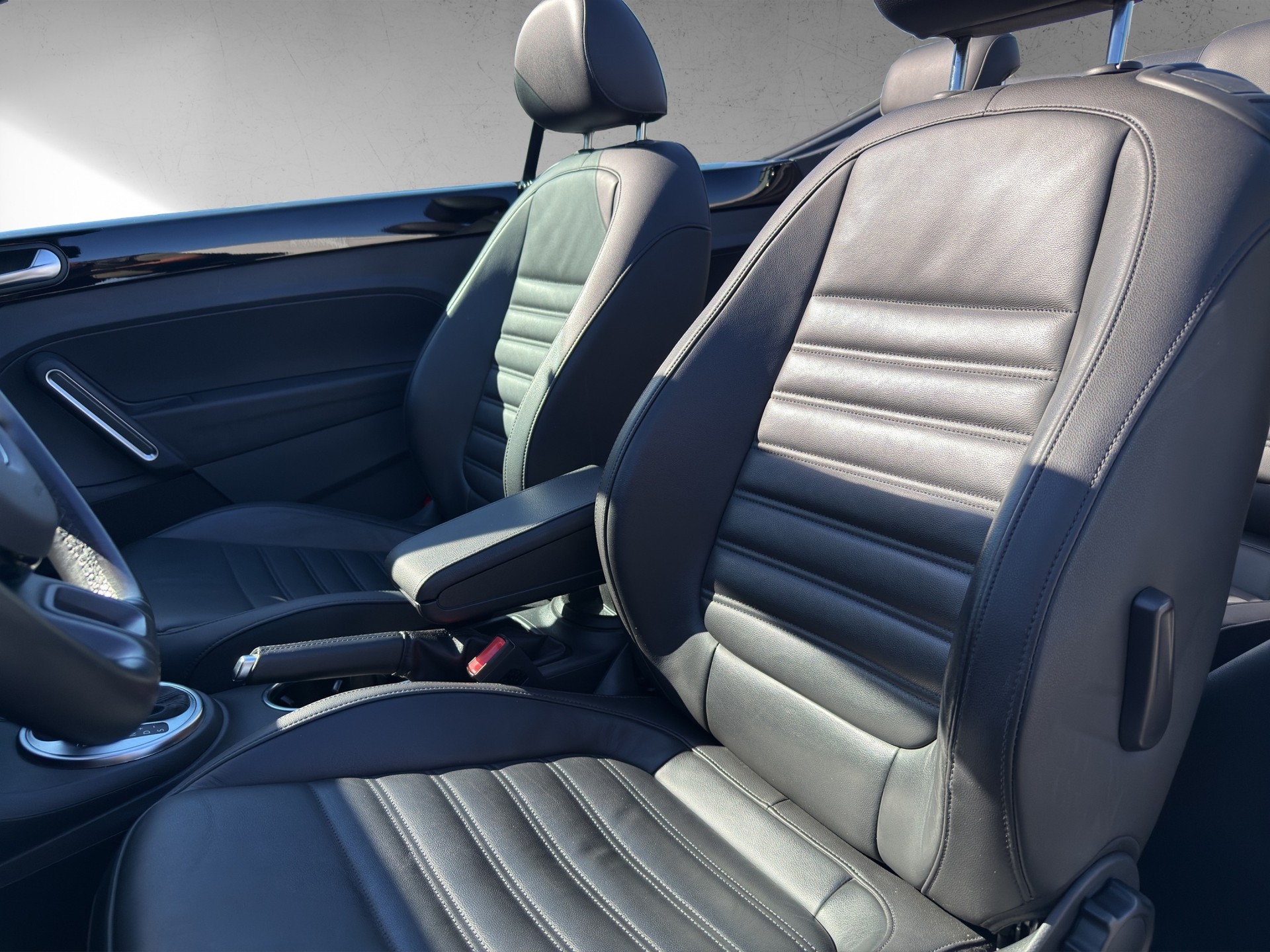 VW Beetle Cabrio 2.0 TSI Sport DSG-image-9