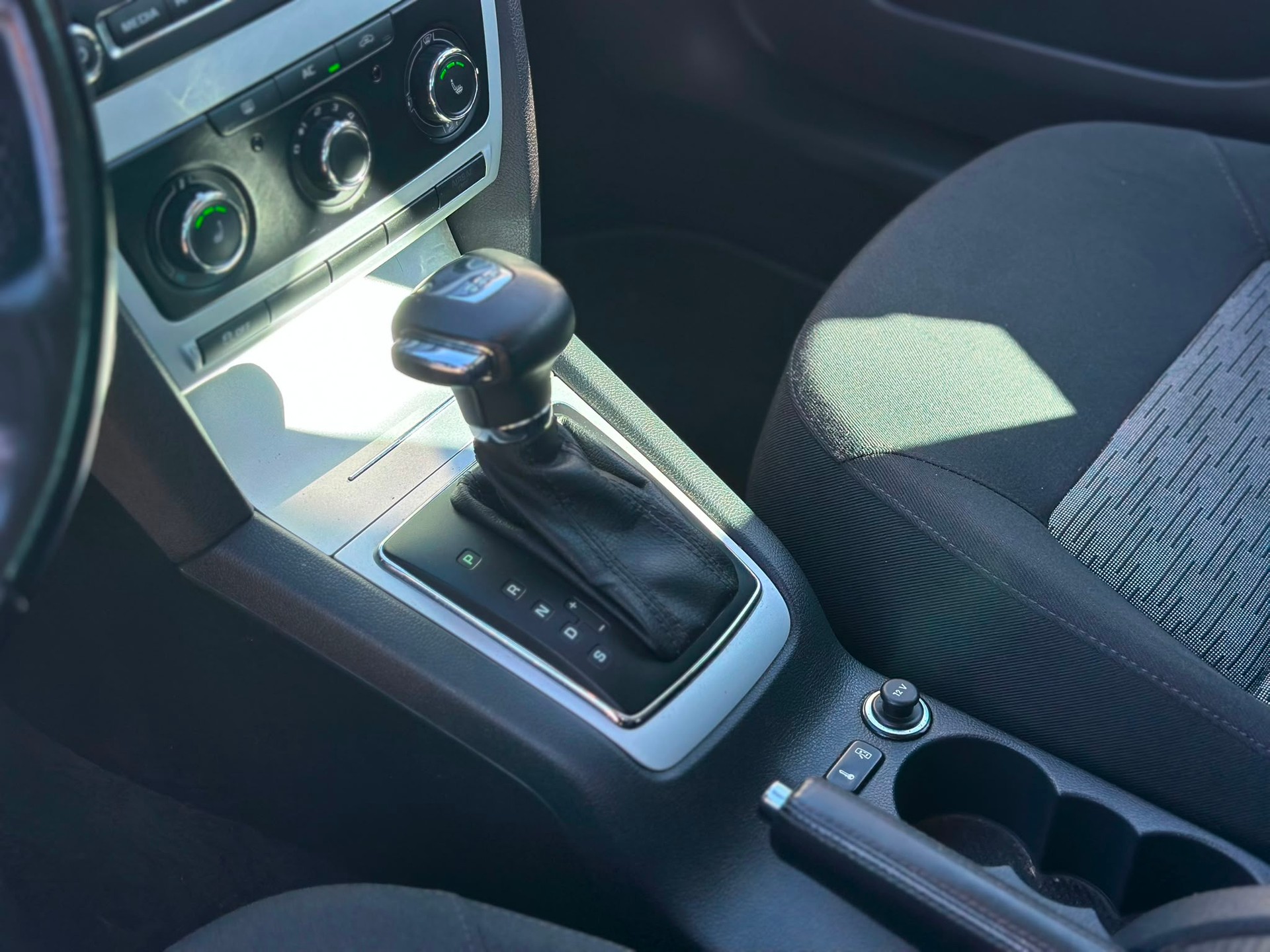 SKODA Octavia Combi 1.4 TSI Elegance DSG-image-13