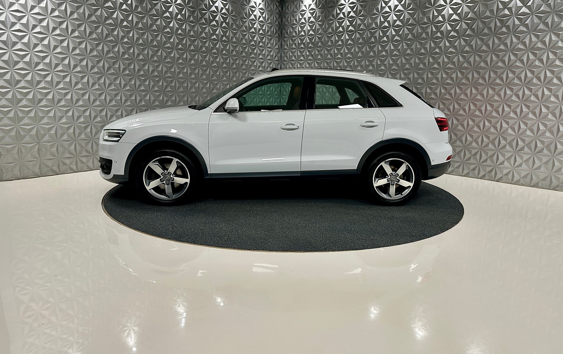 AUDI Q3 2.0 TFSI quattro S-tronic-image-7