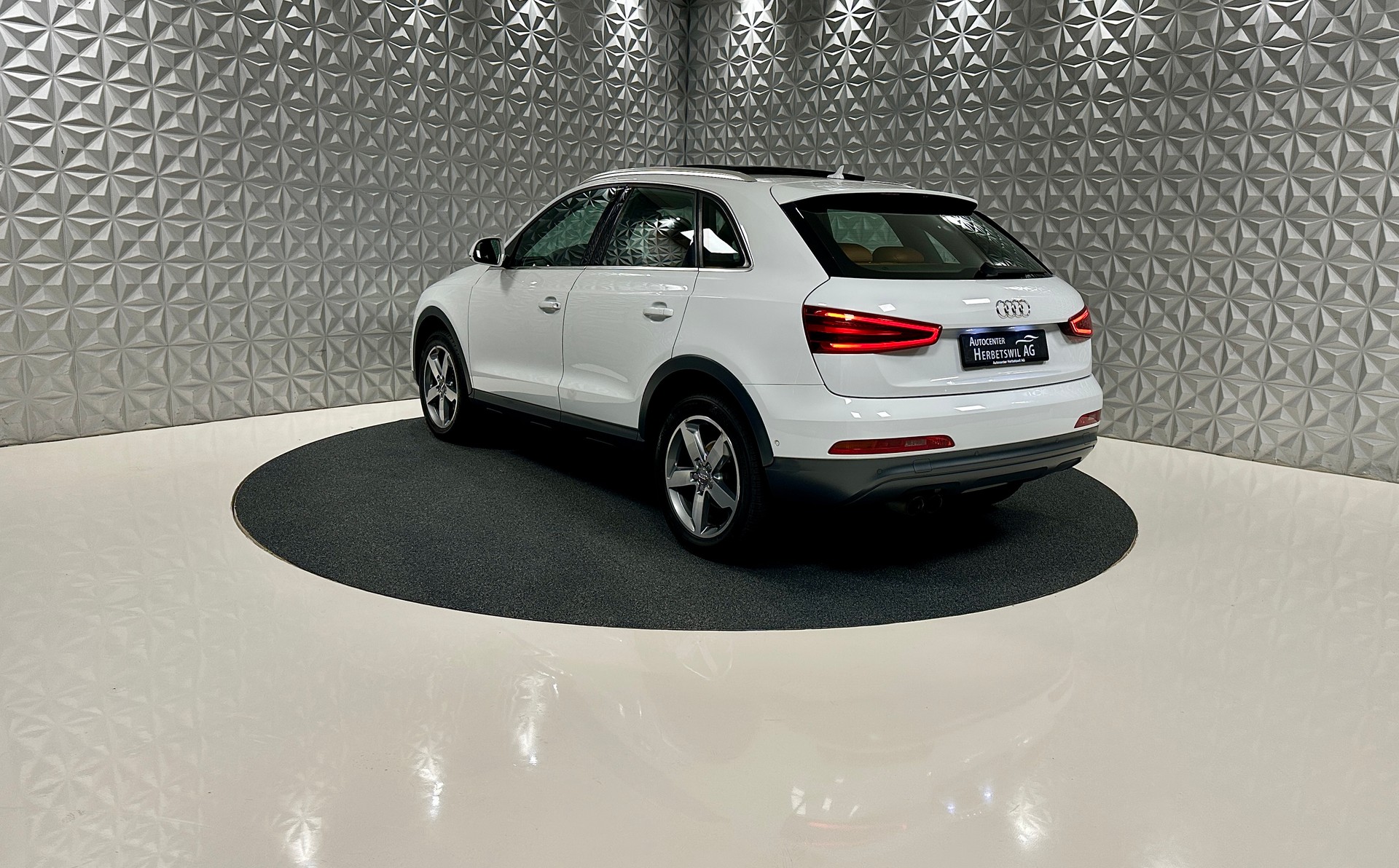 AUDI Q3 2.0 TFSI quattro S-tronic-image-6