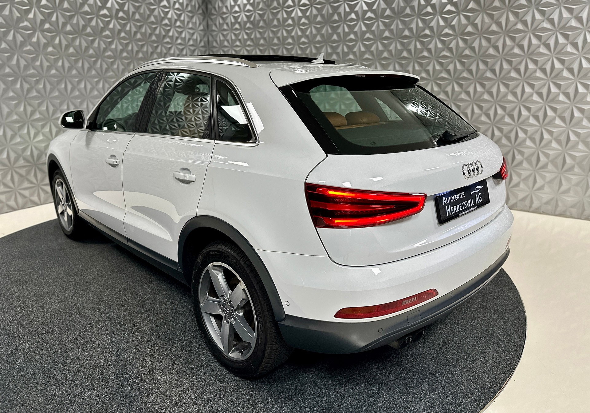 AUDI Q3 2.0 TFSI quattro S-tronic-image-9