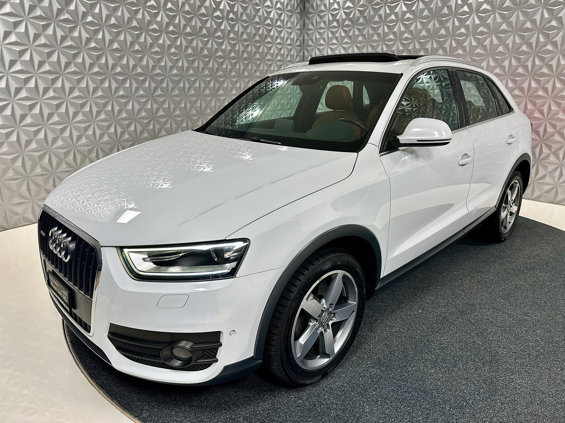 AUDI Q3 2.0 TFSI quattro S-tronic-image-8