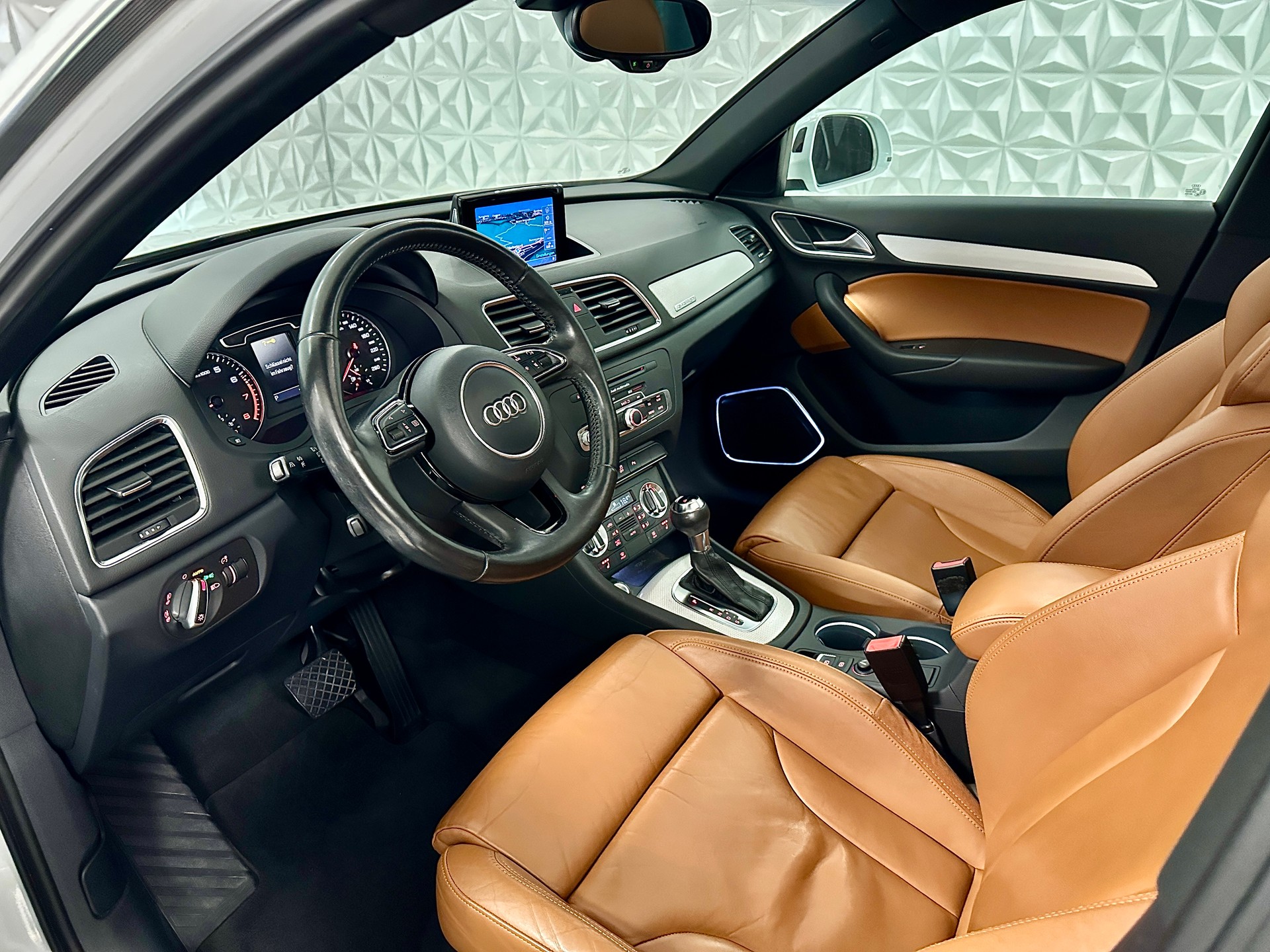 AUDI Q3 2.0 TFSI quattro S-tronic-image-11