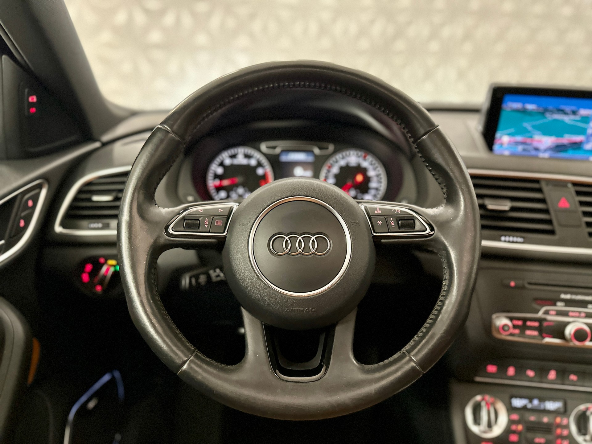 AUDI Q3 2.0 TFSI quattro S-tronic-image-25