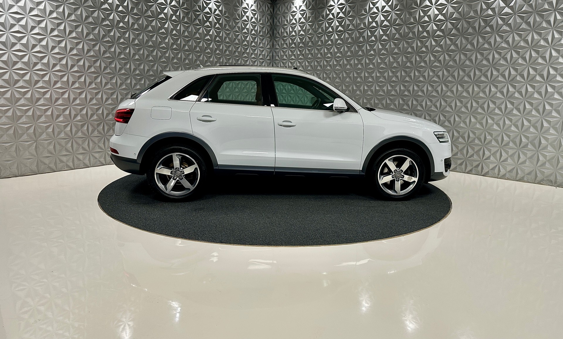 AUDI Q3 2.0 TFSI quattro S-tronic-showroom-element-3