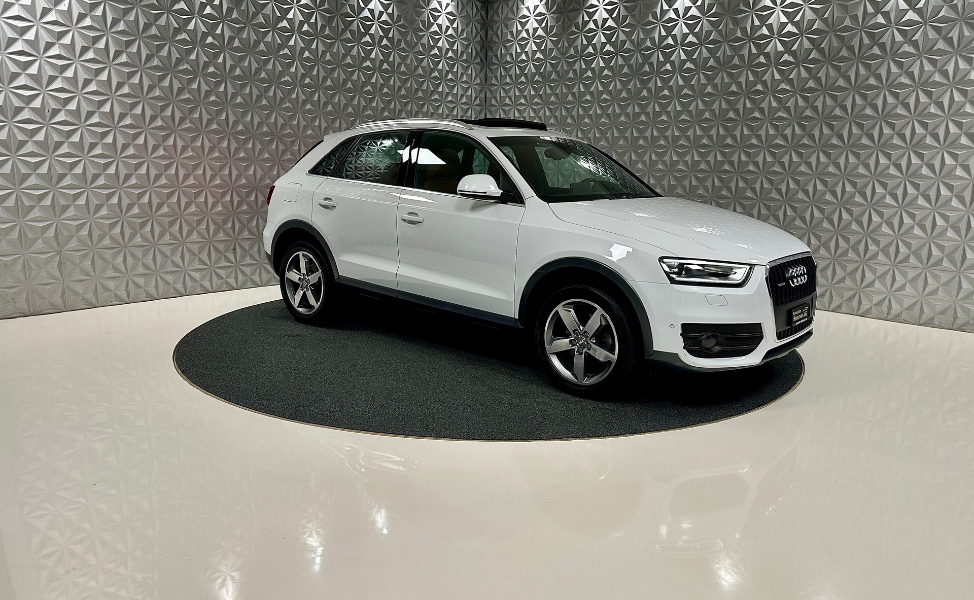 AUDI Q3 2.0 TFSI quattro S-tronic-showroom-element-2
