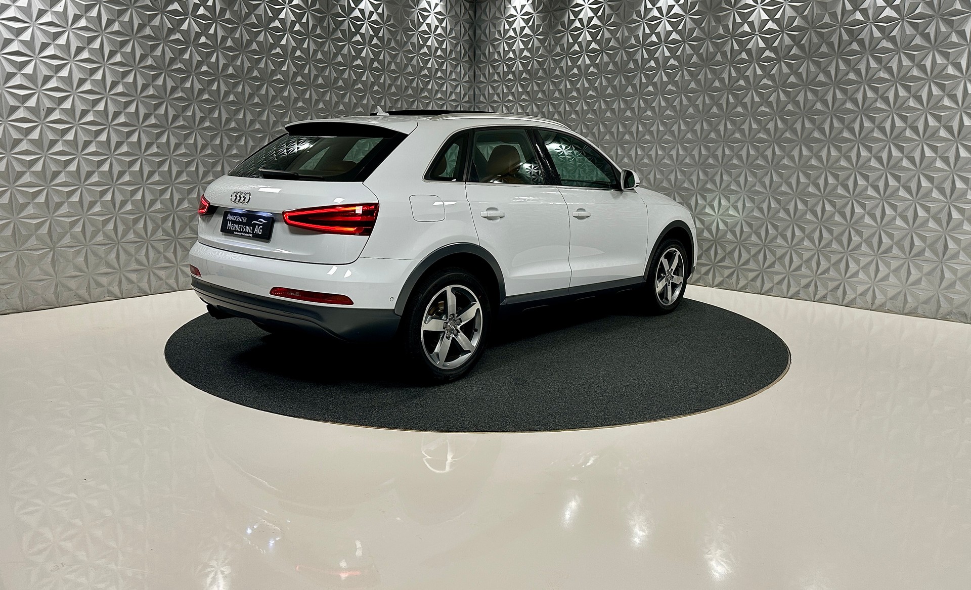 AUDI Q3 2.0 TFSI quattro S-tronic-image-4