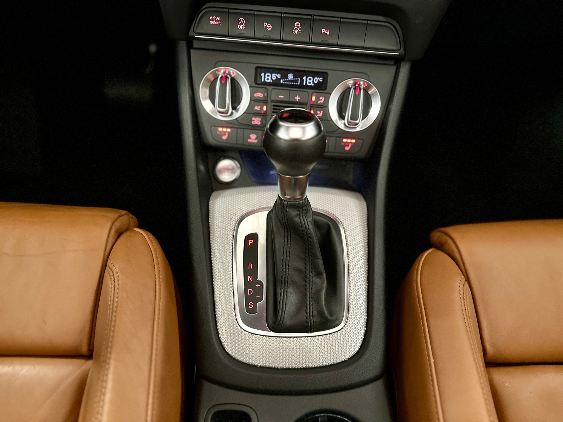 AUDI Q3 2.0 TFSI quattro S-tronic-image-23