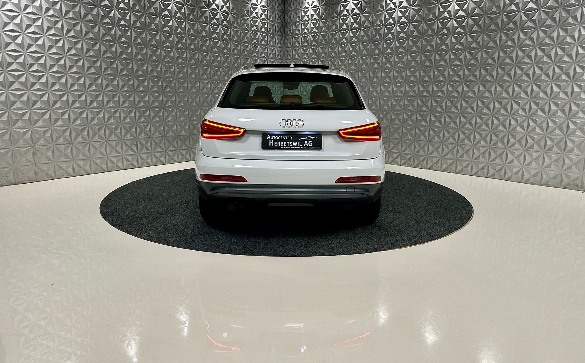 AUDI Q3 2.0 TFSI quattro S-tronic-image-5