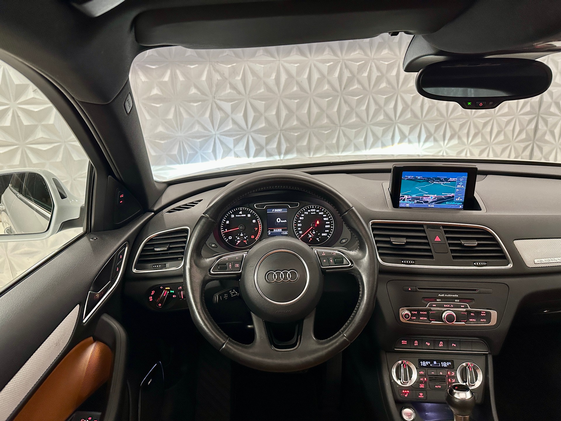 AUDI Q3 2.0 TFSI quattro S-tronic-image-24
