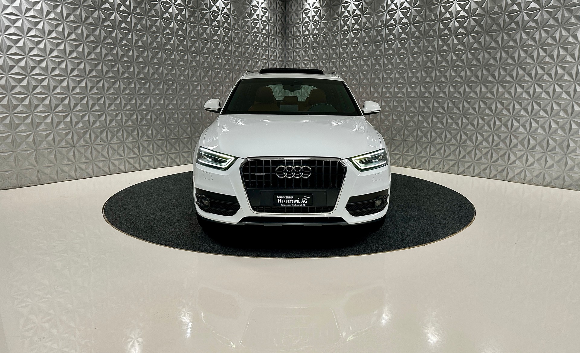 AUDI Q3 2.0 TFSI quattro S-tronic-showroom-element-1