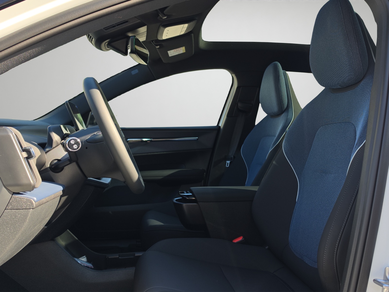 VOLVO EX30 P8 69 kWh AWD Ultra-image-8