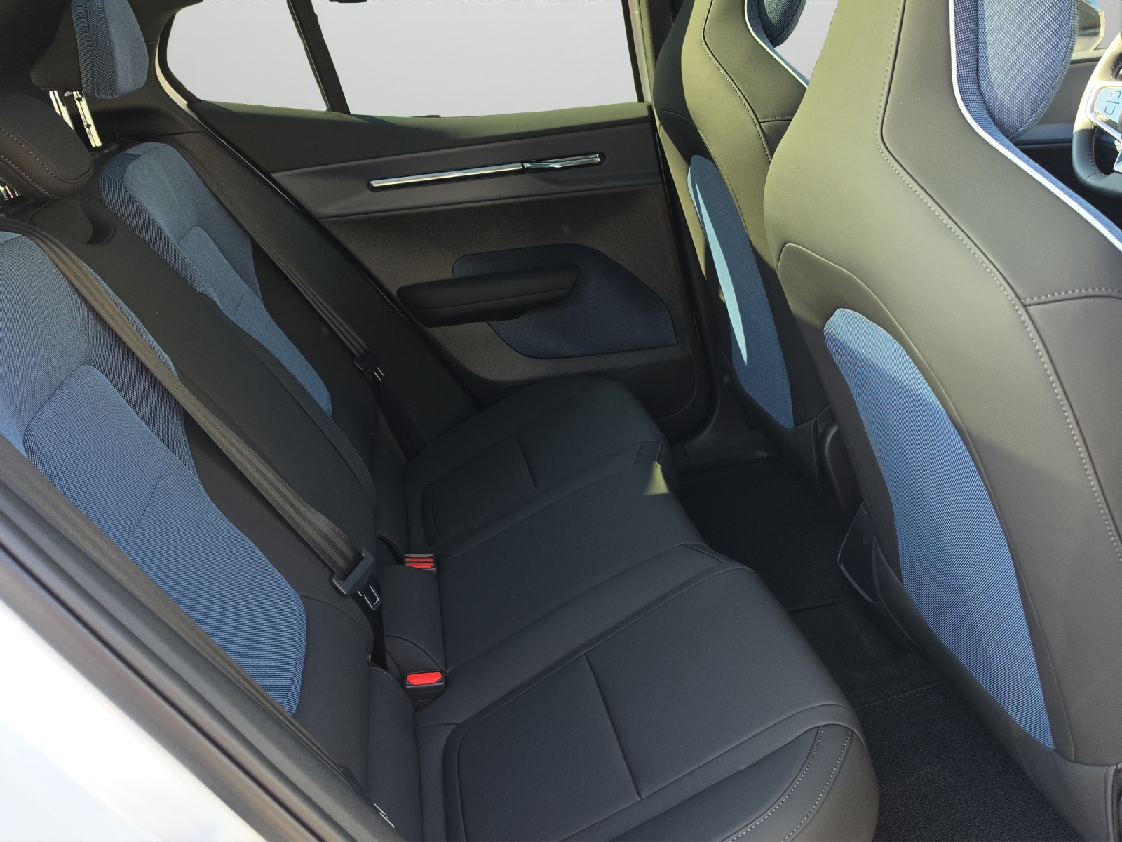 VOLVO EX30 P8 69 kWh AWD Ultra-image-13