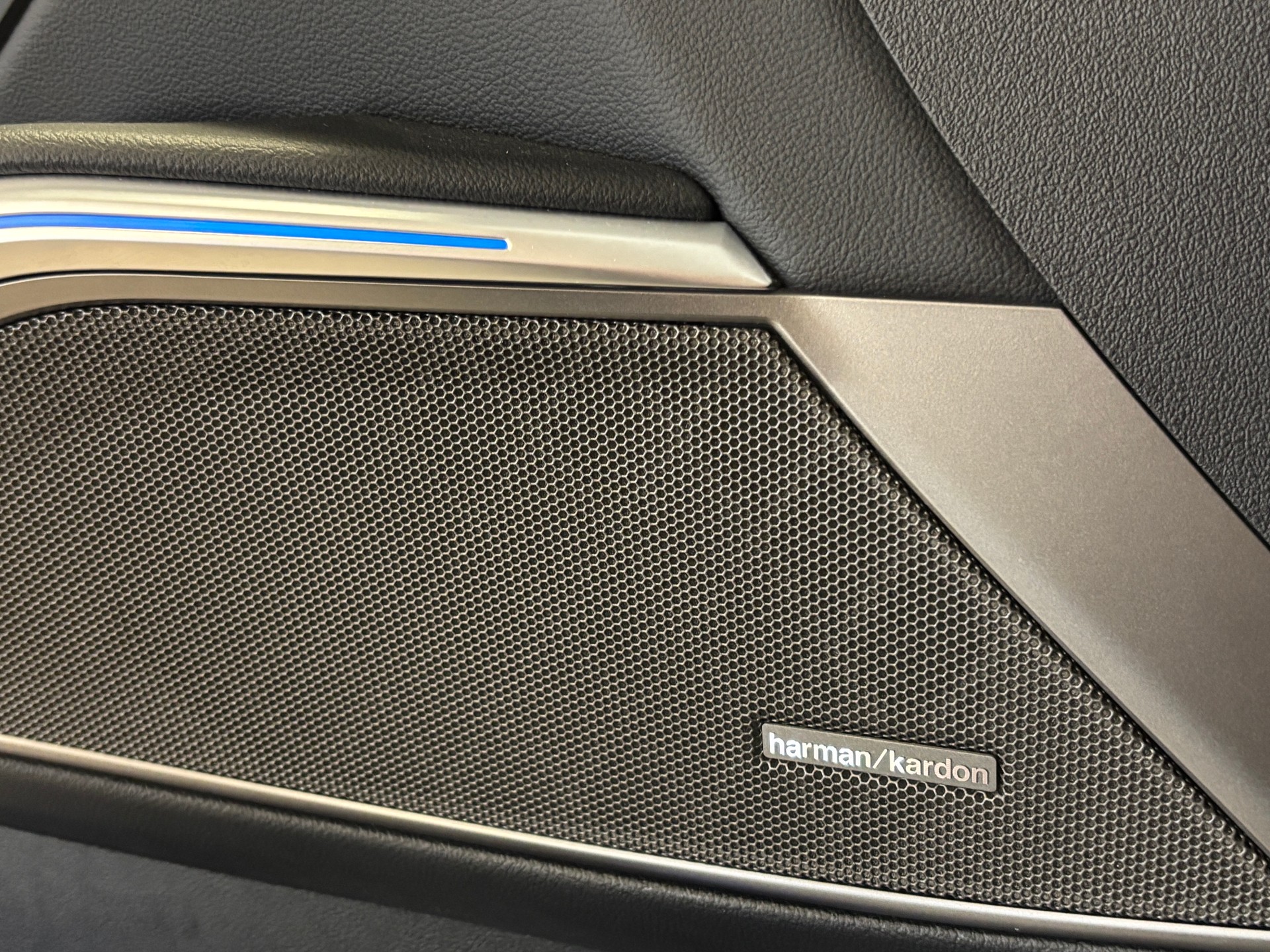 BMW 330e x DriveTouring M Sport Steptronic-image-15
