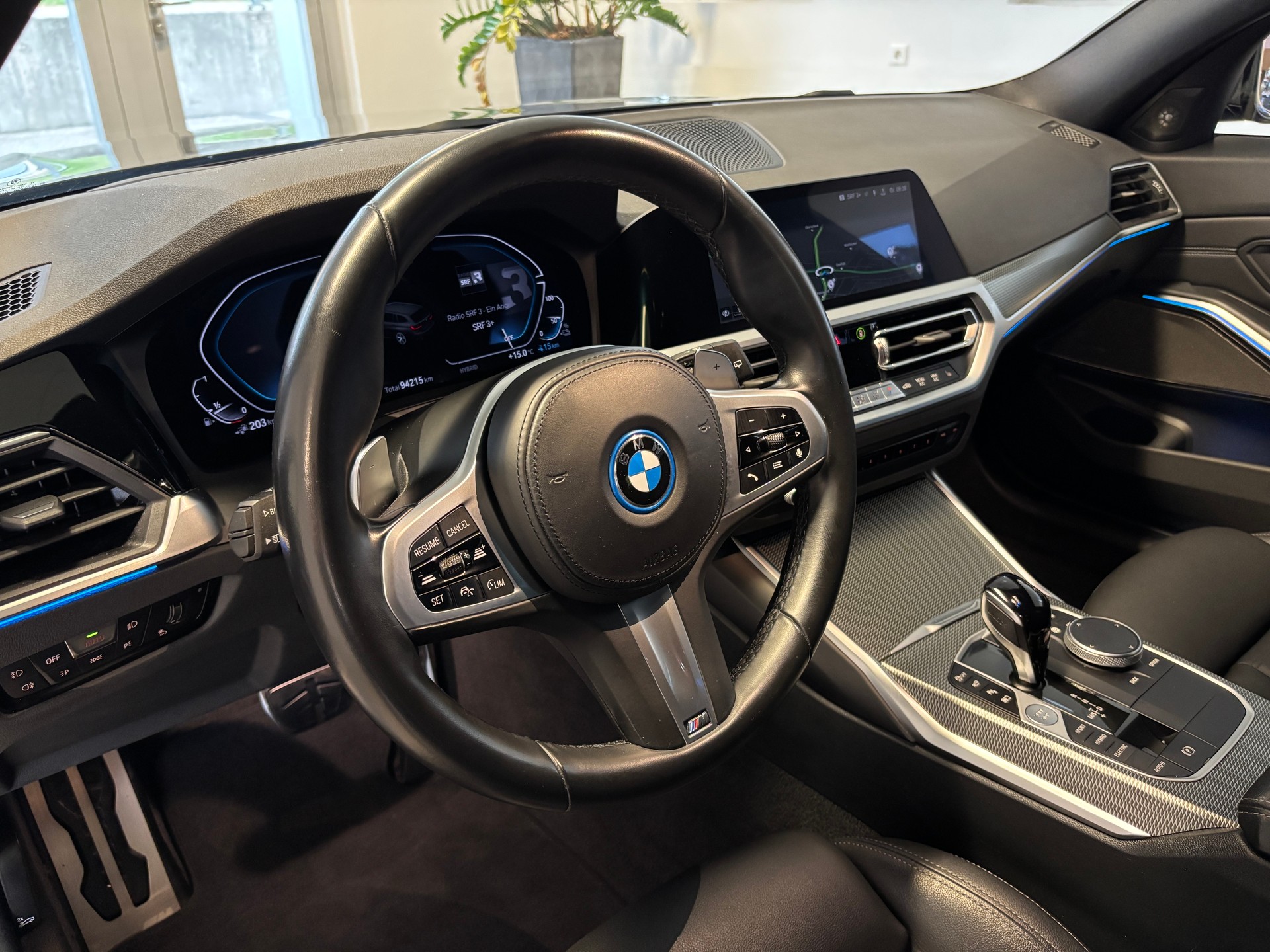 BMW 330e x DriveTouring M Sport Steptronic-image-6