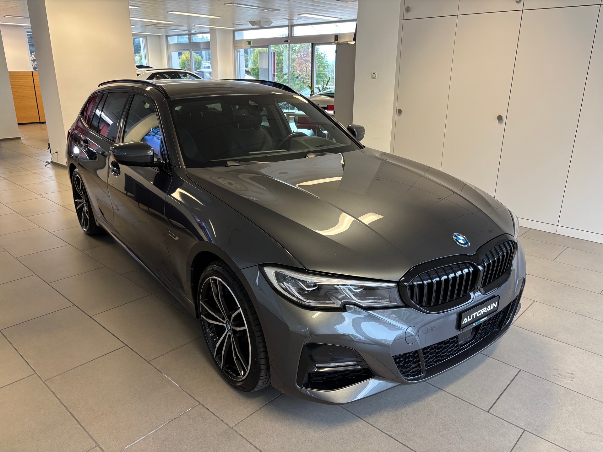 BMW 330e x DriveTouring M Sport Steptronic-showroom-element-1