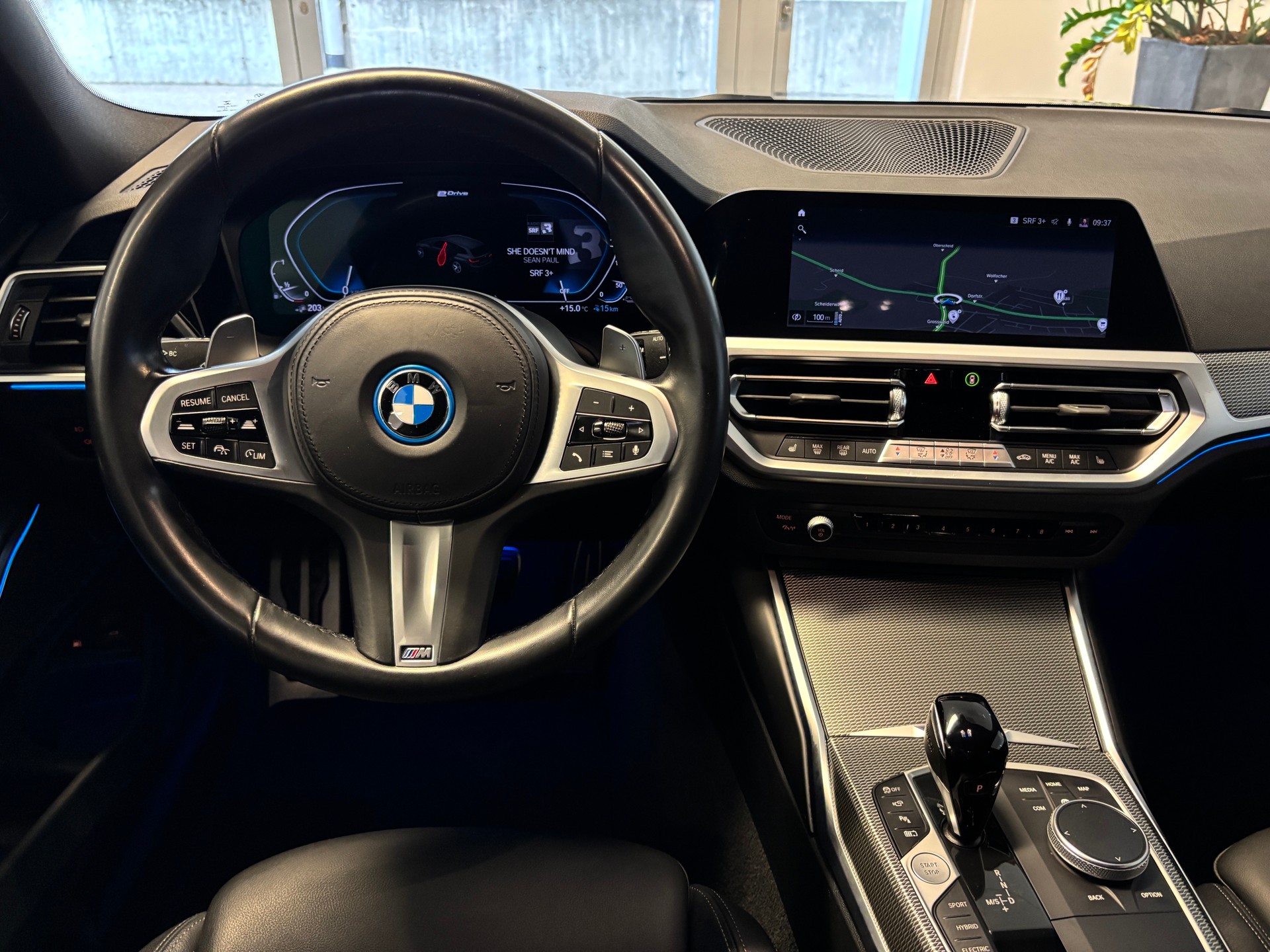 BMW 330e x DriveTouring M Sport Steptronic-image-13