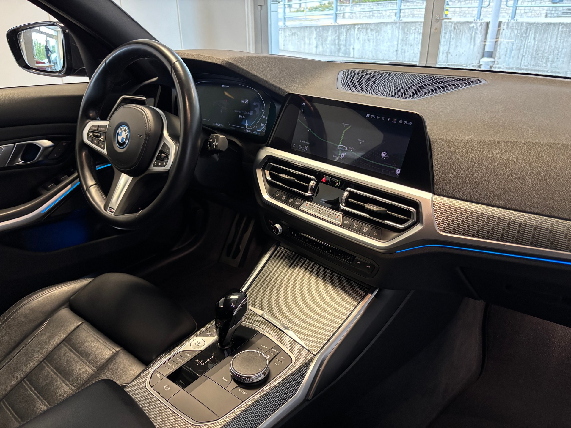 BMW 330e x DriveTouring M Sport Steptronic-image-8