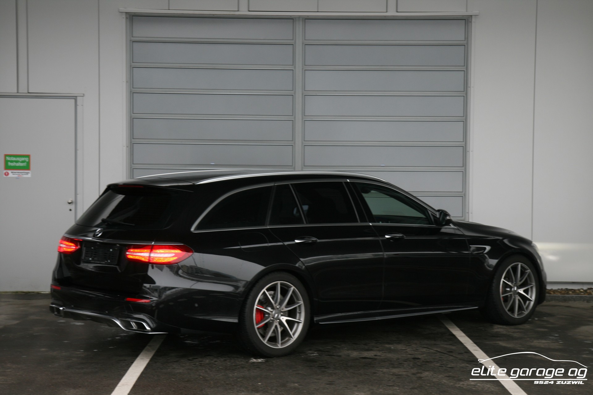 MERCEDES-BENZ E 63 AMG S 4Matic 9G-Tronic AKRAPOVIC-image-4