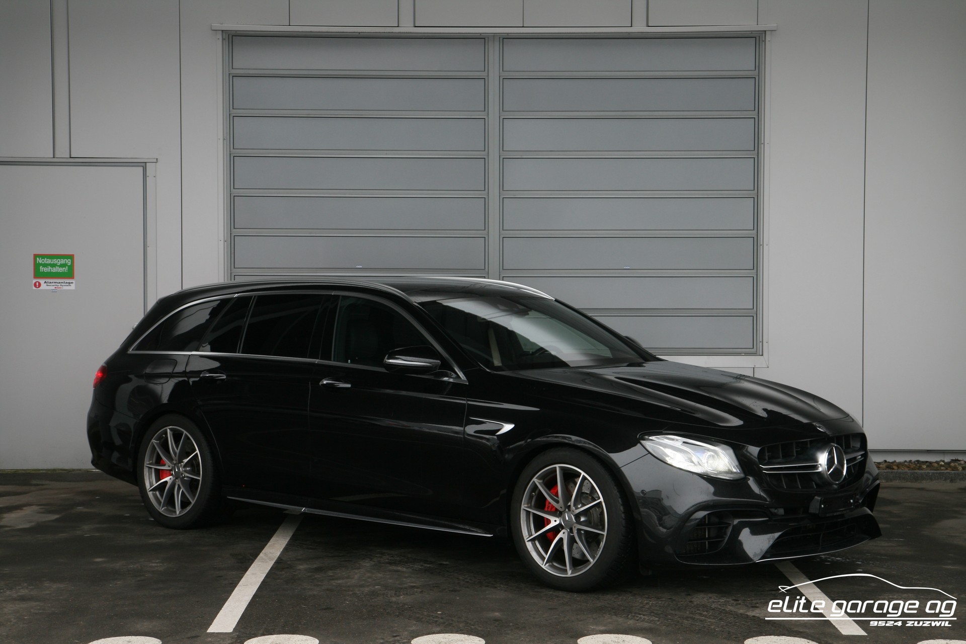 MERCEDES-BENZ E 63 AMG S 4Matic 9G-Tronic AKRAPOVIC-image-6