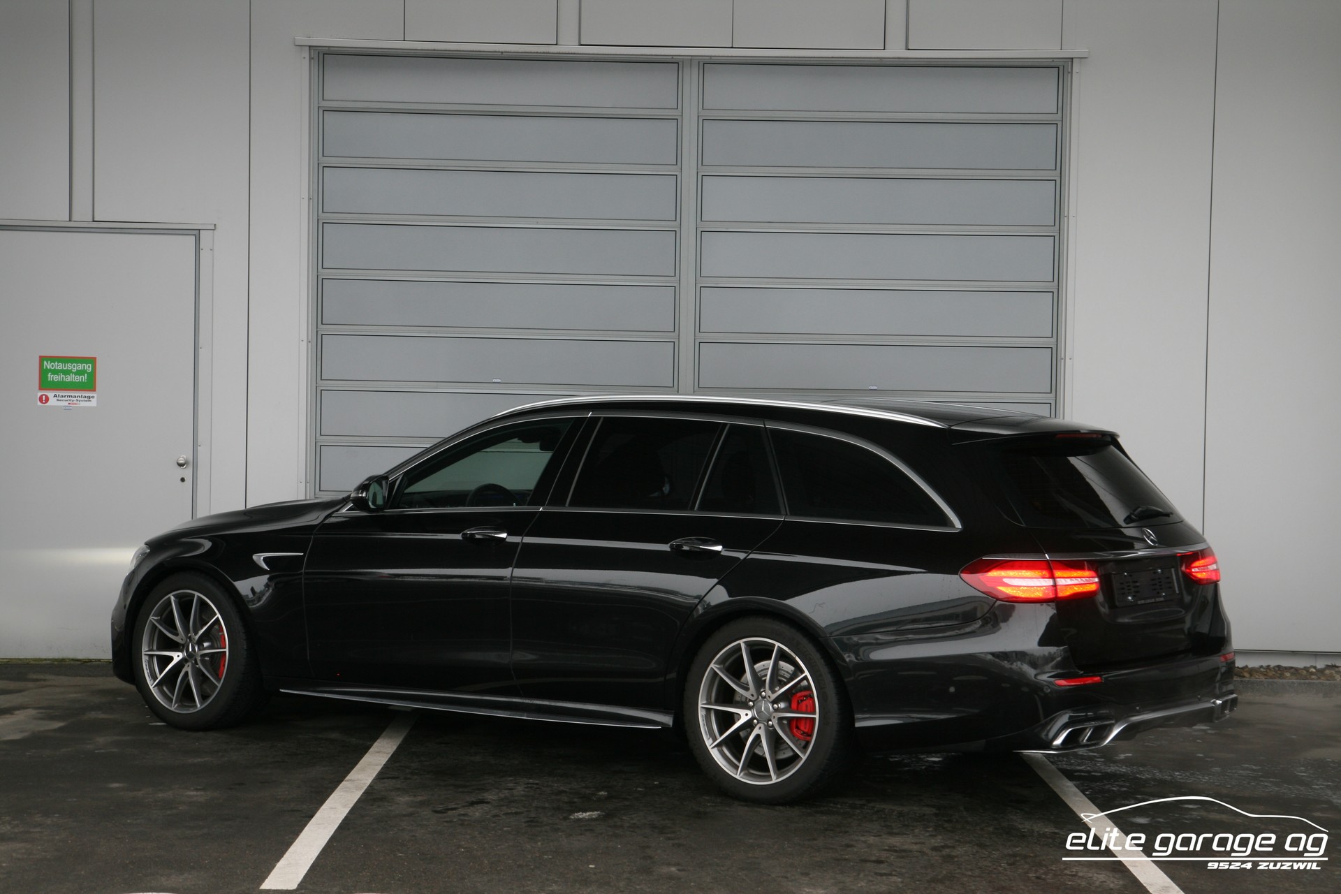 MERCEDES-BENZ E 63 AMG S 4Matic 9G-Tronic AKRAPOVIC-image-2