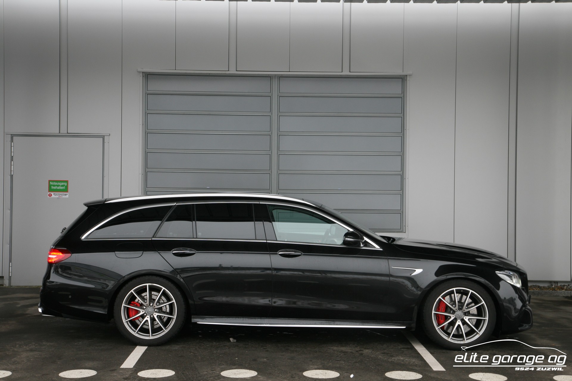 MERCEDES-BENZ E 63 AMG S 4Matic 9G-Tronic AKRAPOVIC-image-5