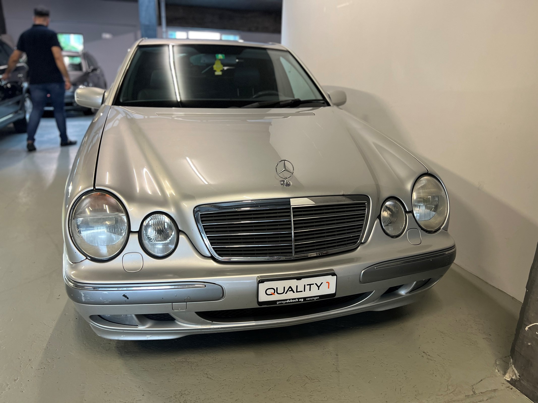 MERCEDES-BENZ E 320 — slika 1