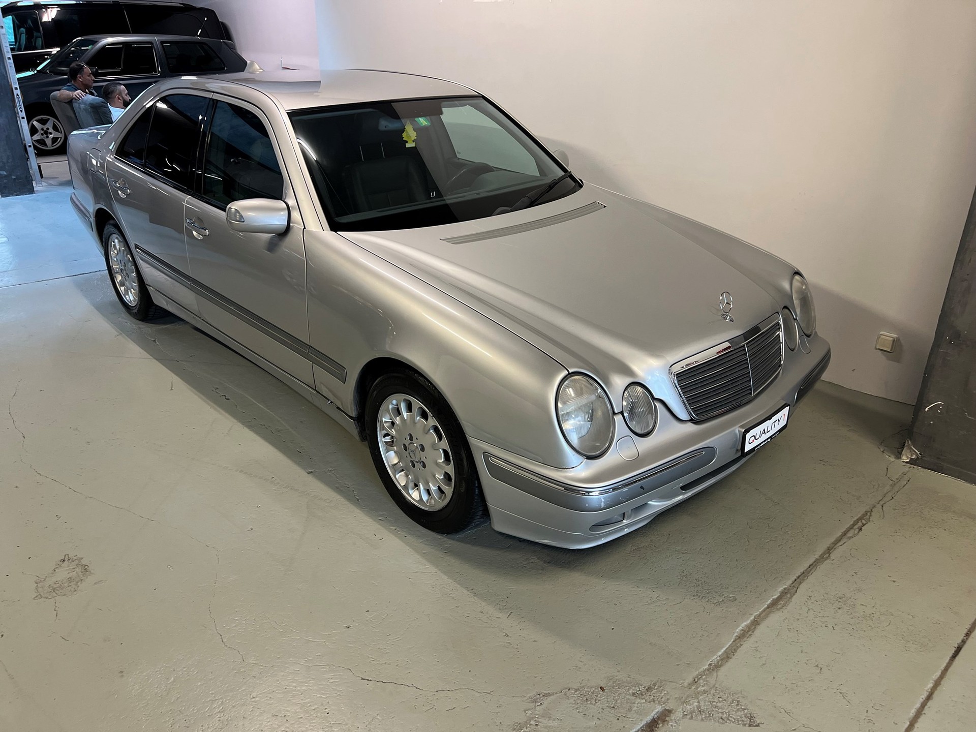 MERCEDES-BENZ E 320-image-1