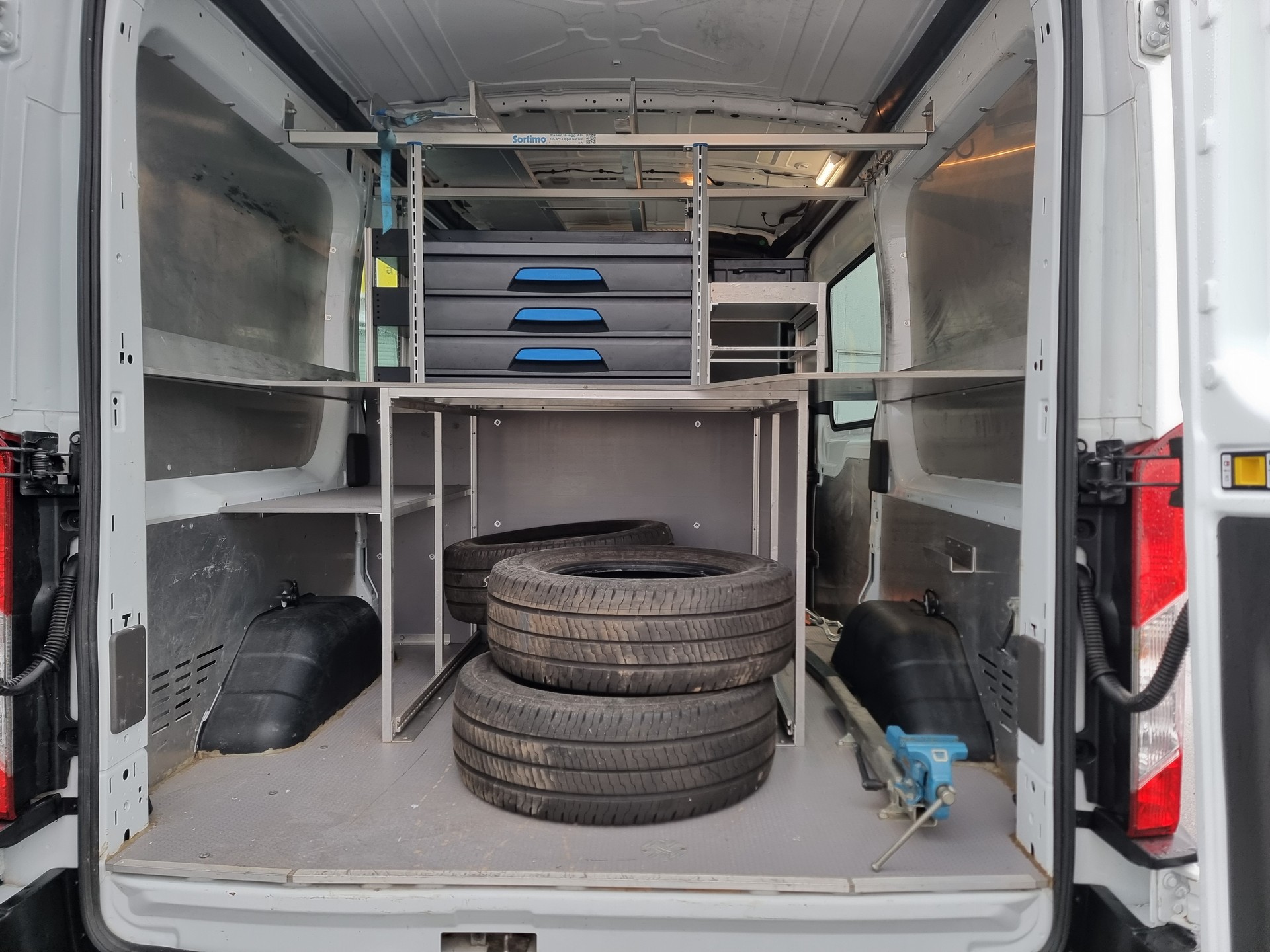 FORD Transit Van 350 L2 Trend 2.0 TDCi 130 4WD-image-11