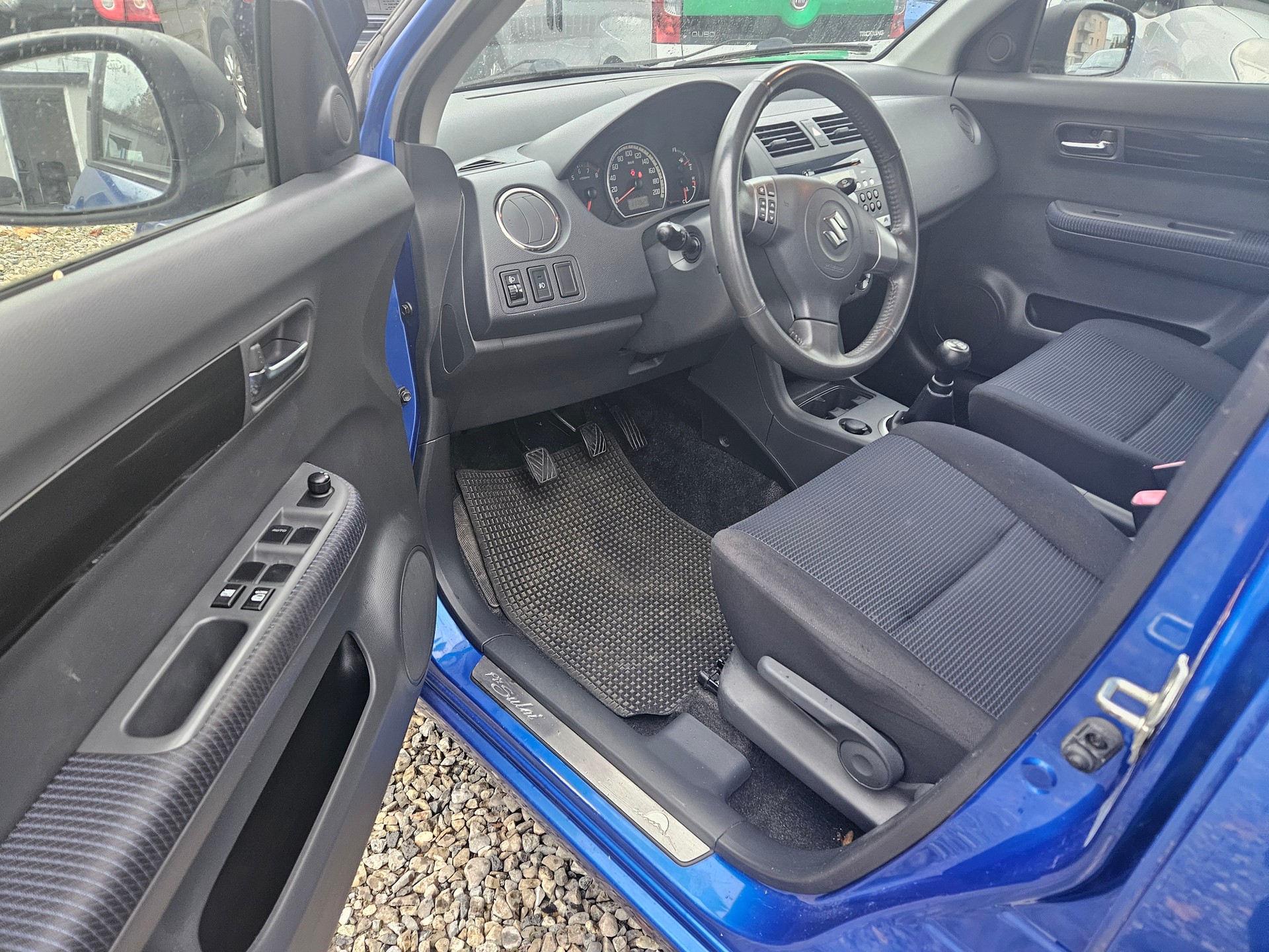 SUZUKI Swift 1.3i 16V GL Top Piz Sulai LE 4x4-image-6