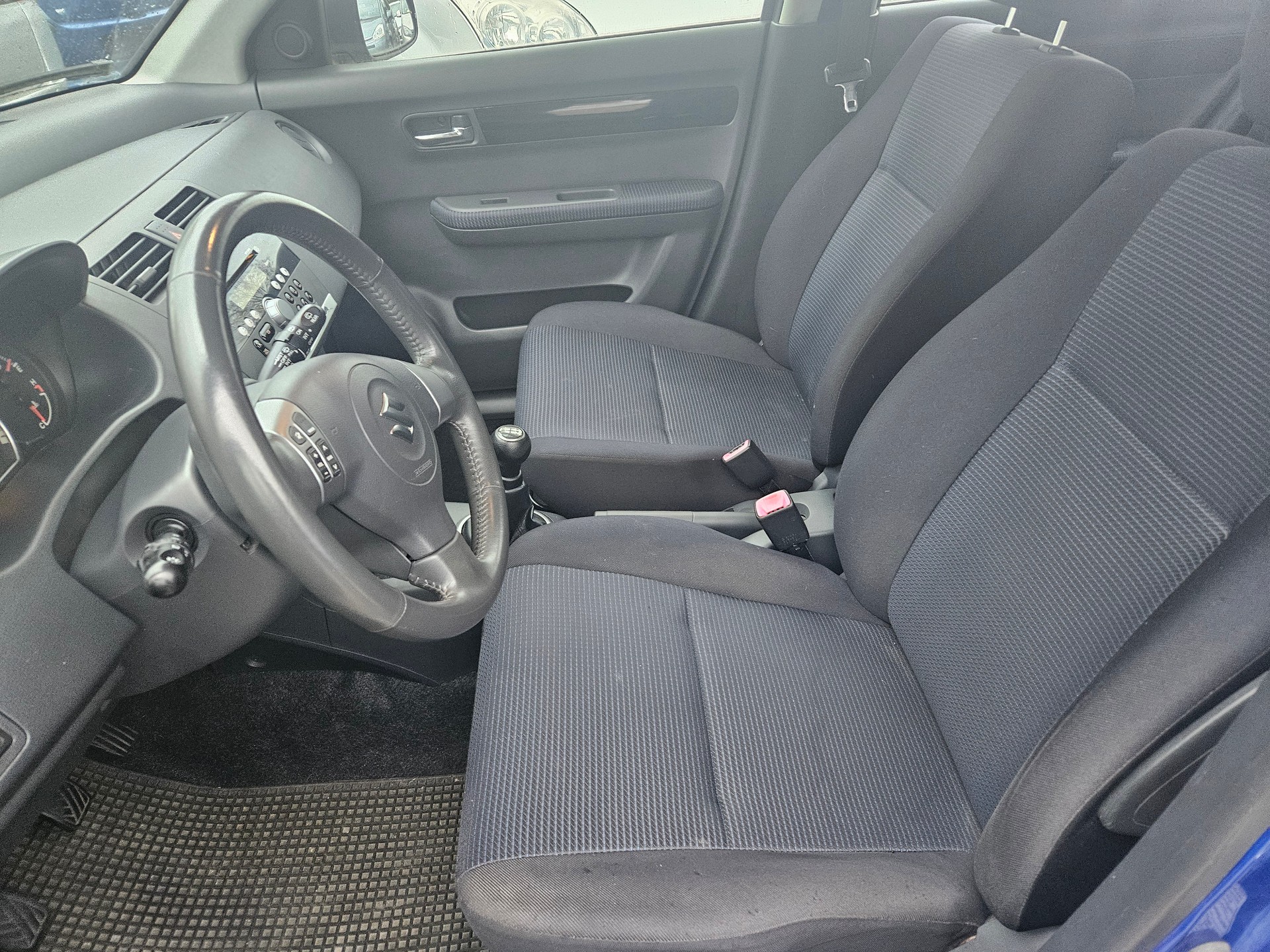 SUZUKI Swift 1.3i 16V GL Top Piz Sulai LE 4x4-image-7