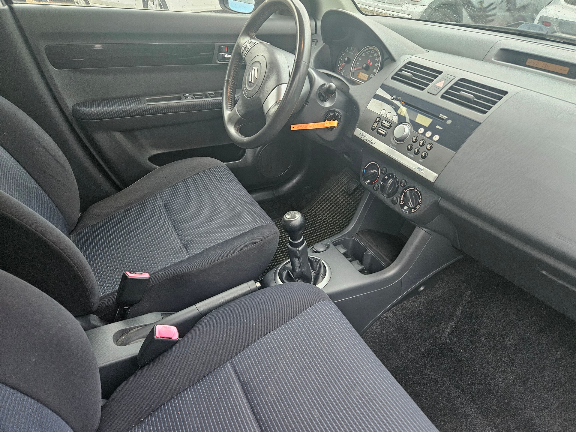 SUZUKI Swift 1.3i 16V GL Top Piz Sulai LE 4x4-image-12